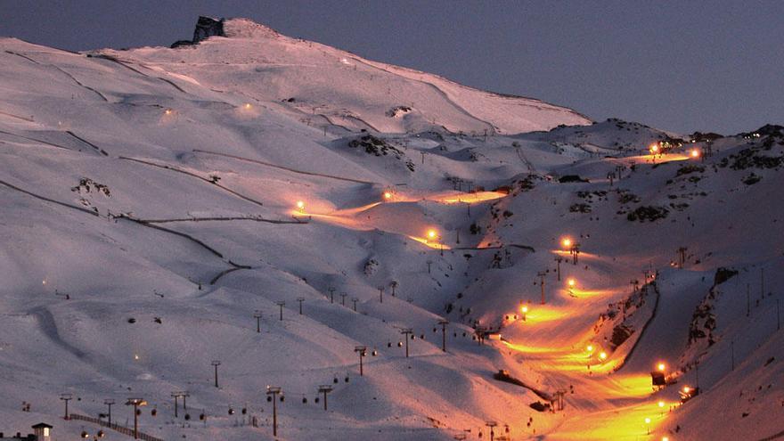 Panorámica de Sierra Nevada iluminada.