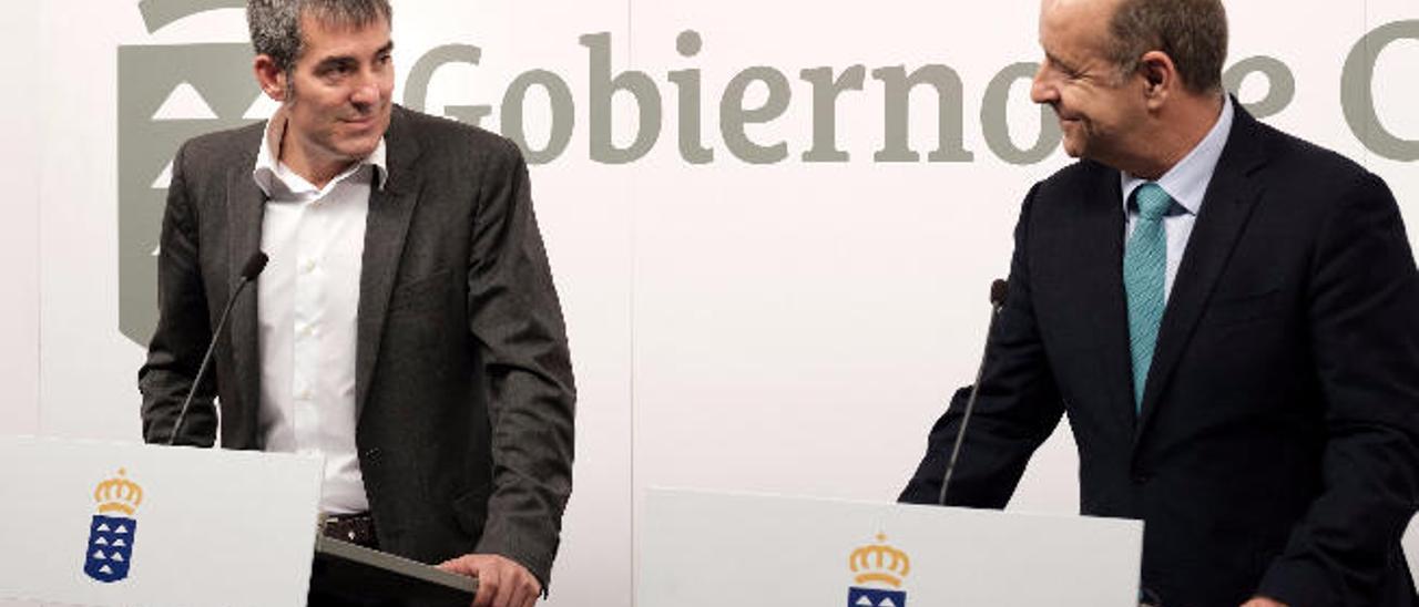 Fernando Clavijo, presidente del Gobierno de Canarias (i.), y el consejero de Economía, Pedro Ortega, ayer en un instante de la rueda de prensa.