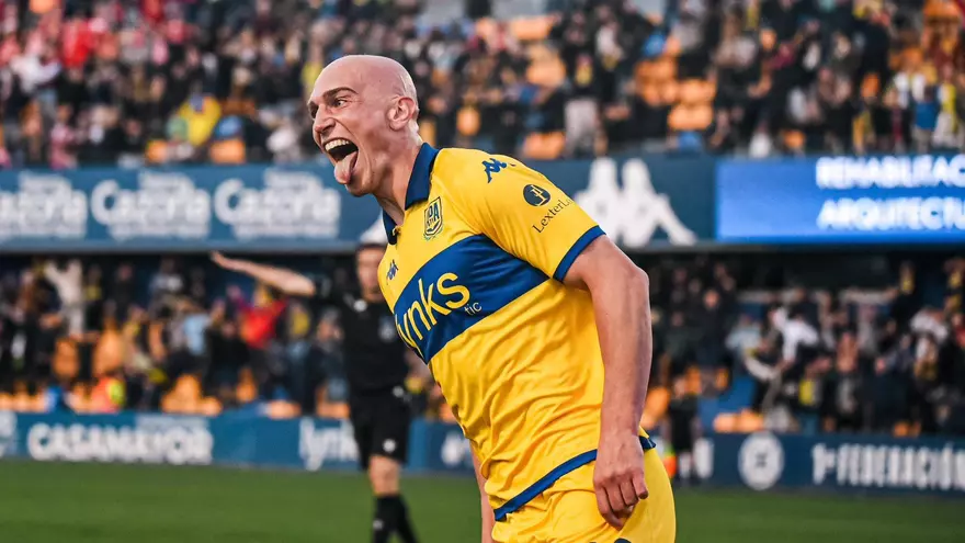 El Hércules cierra el fichaje del central Javier Rentero