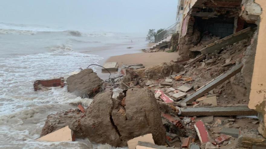 El temporal destroza un edificio en la playa de Tavernes