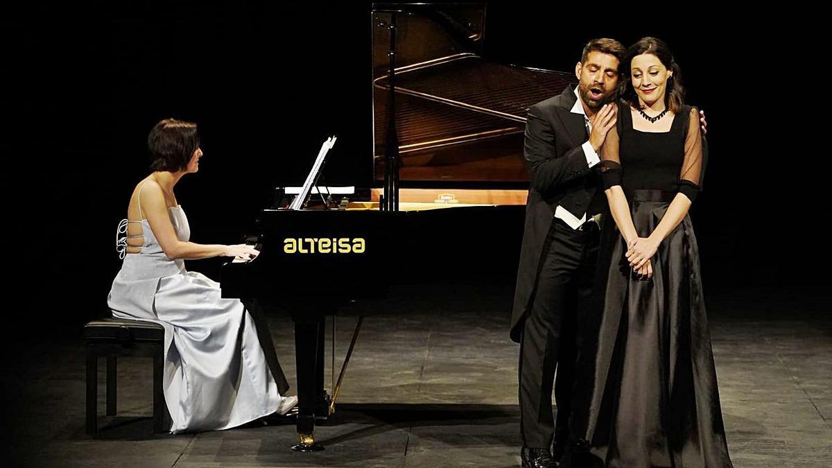 El barítono Juan Antonio, la soprano Adriana Viñuela y la pianista Elisa Rapado durante la actuación  | J. L. Fernández