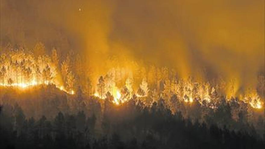 Ourense, en vilo por los fuegos que cercan casas y queman 4.000 Ha