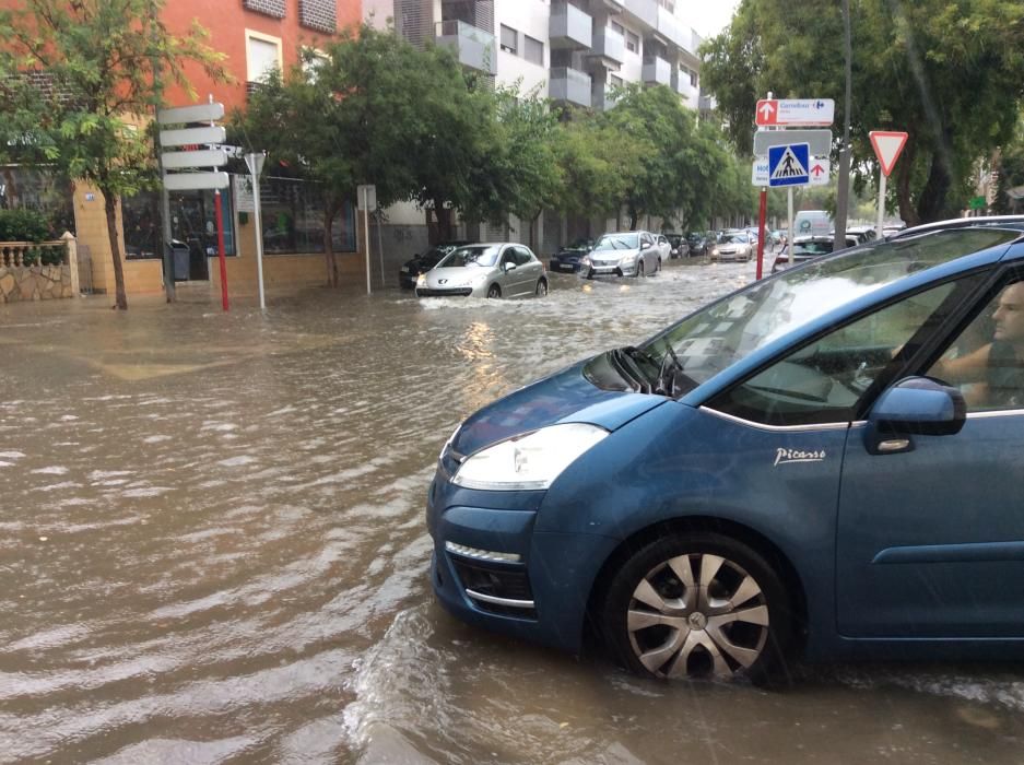 Las lluvias han anegado esta mañana las calles de Dénia.