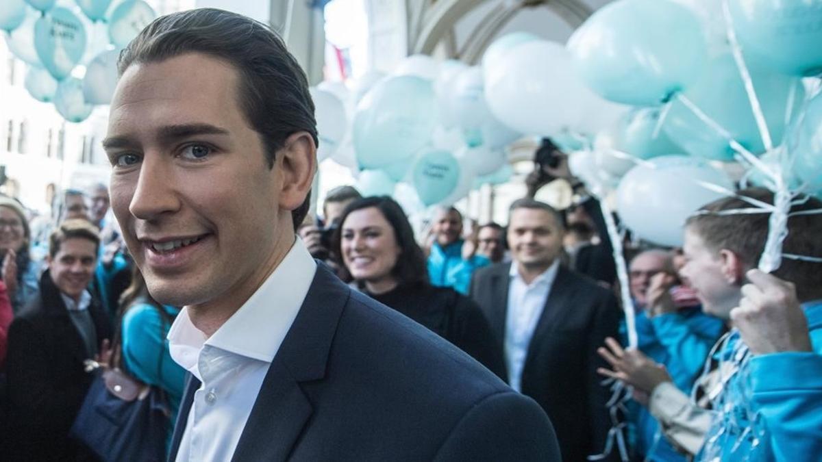 El candidato conservador a las presidenciales austriacas, Sebastian Kurz, saluda a sus simpatizantes en un acto en Viena (Austria).