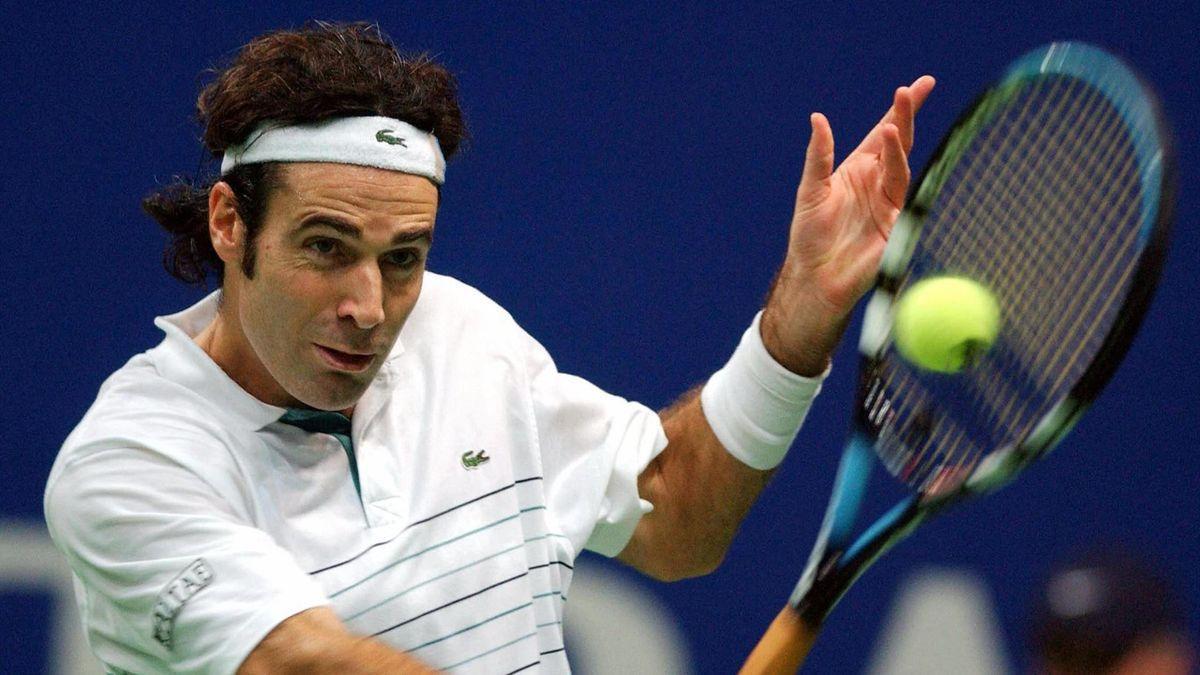 Àlex Corretja devuele un golpe durante su etapa profesional.