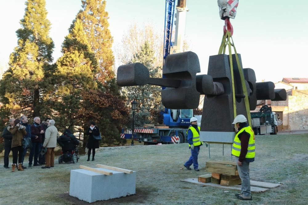 Istalación de la escultura "Equilibrio Horizonal"