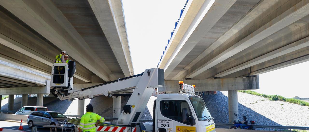 Operarios trabajando bajo el puente en el que hay que intervenir.