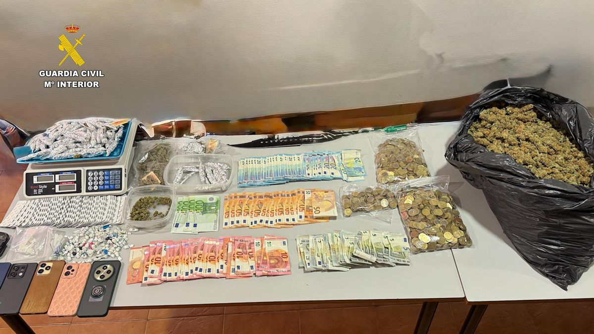 Sustancias y material incautado por la Guardia Civil.