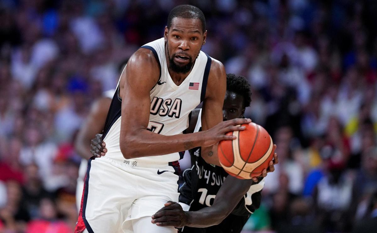 La defensa de Sudán del Sur frena con las manos a Kevin Durant durante el partido en Lille