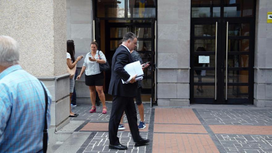 El responsable de RTVC (en la imagen con documentos bajo el brazo) denunció ayer ante la fiscal jefe de la Audiencia de Santa Cruz de Tenerife, Carmen Almendral, injerencias empresariales para condicionar el concurso de informativos.