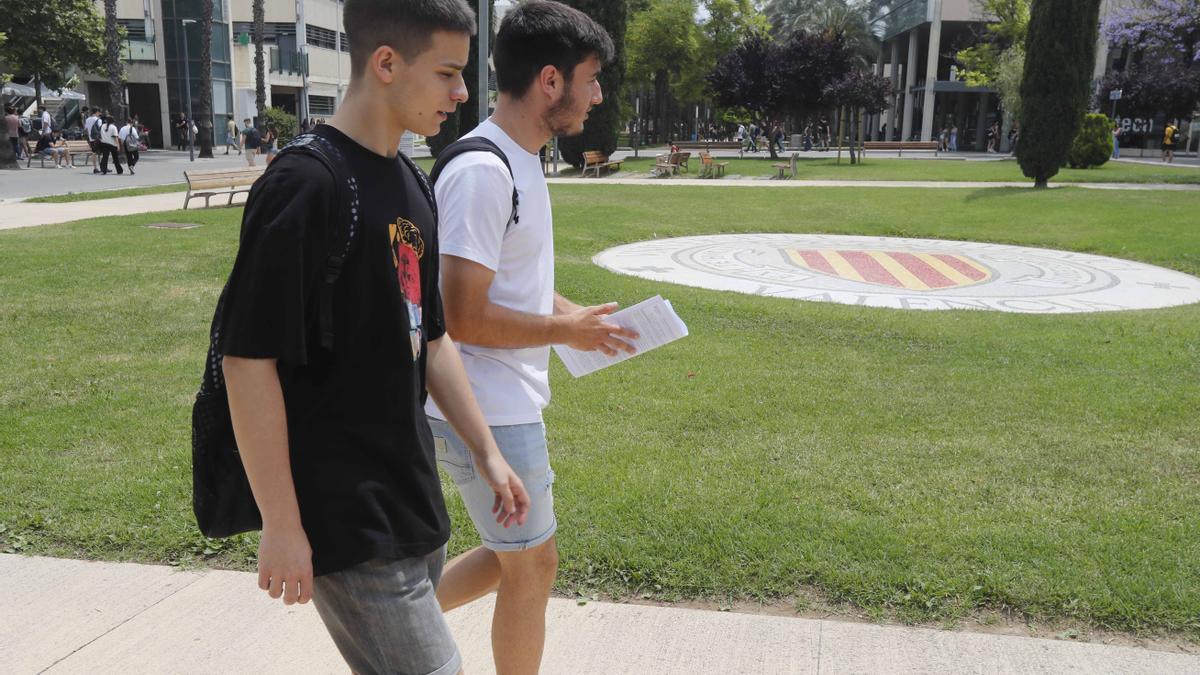 Dos jóvenes, en el campus de Vera de la UPV.