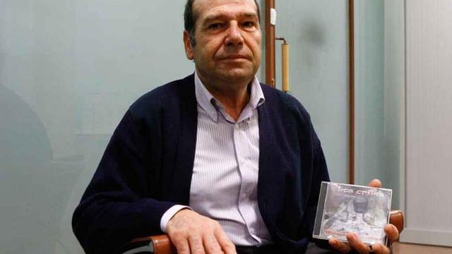 El líder de "Los oriles", Ramón M. Carnero con el álbum.