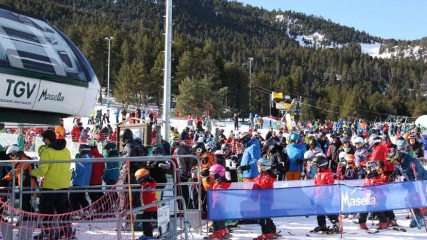 Cues per accedir al telecadira a l&#039;estació de Masella.