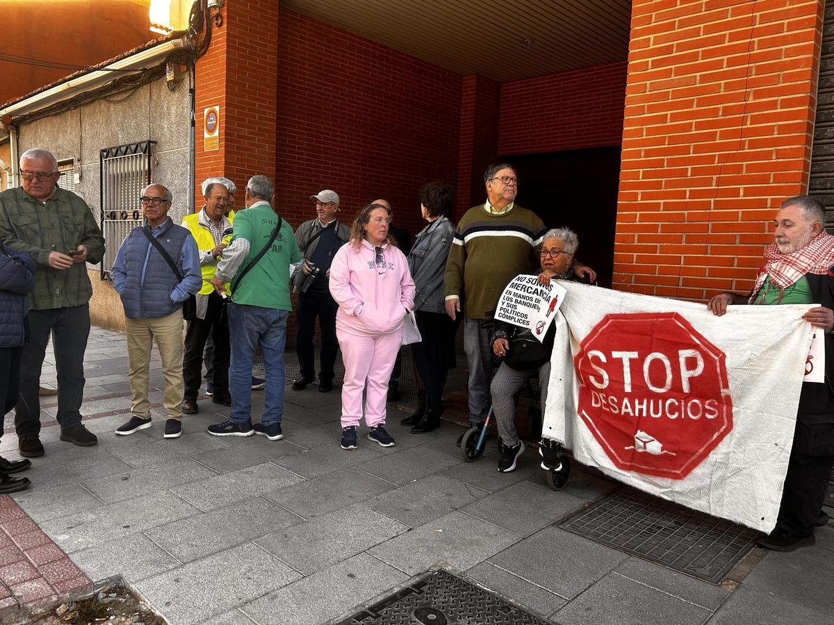 Concentración a las puertas del domicilio que iba a ser desahuciado en Alcantarilla
