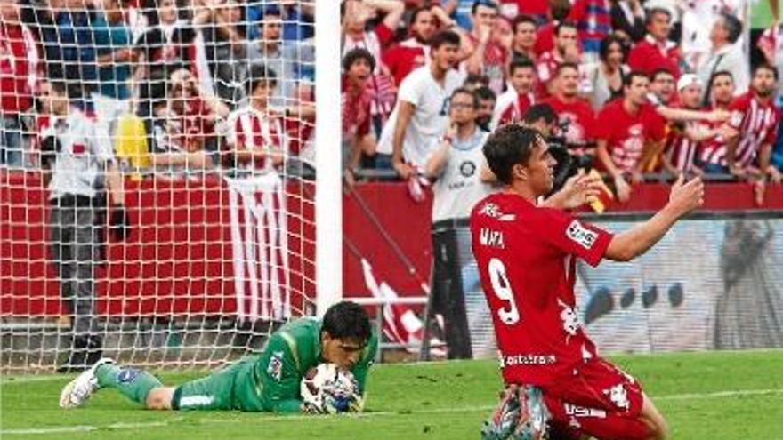 Jaime Mata, de genolls, es desespera davant el porter Bono en l&#039;última visita del Saragossa a Montilivi.