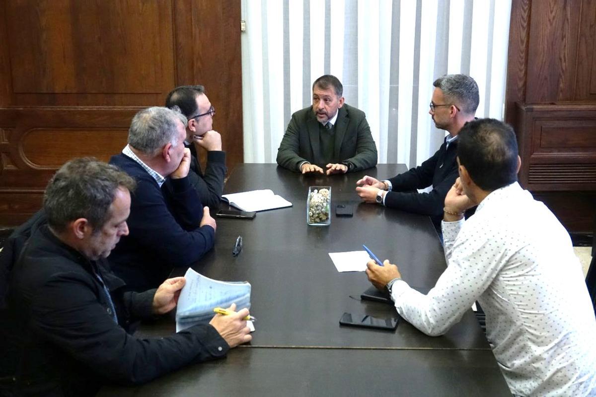 Reunión en el Ayuntamiento de Santa Cruz para tratar la obra de emergencia en el campo de fútbol de El Sobradillo.