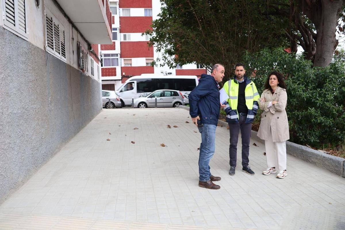 Los concejales Carlos Díaz y Betsaida González supervisan las mejoras en aceras y zonas de aparcamiento en Las Torres.