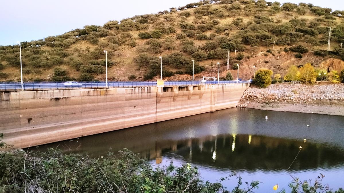 Presa del pantano de Tentudía, que actualmente embalsa algo más de 1 hectómetro cúbico