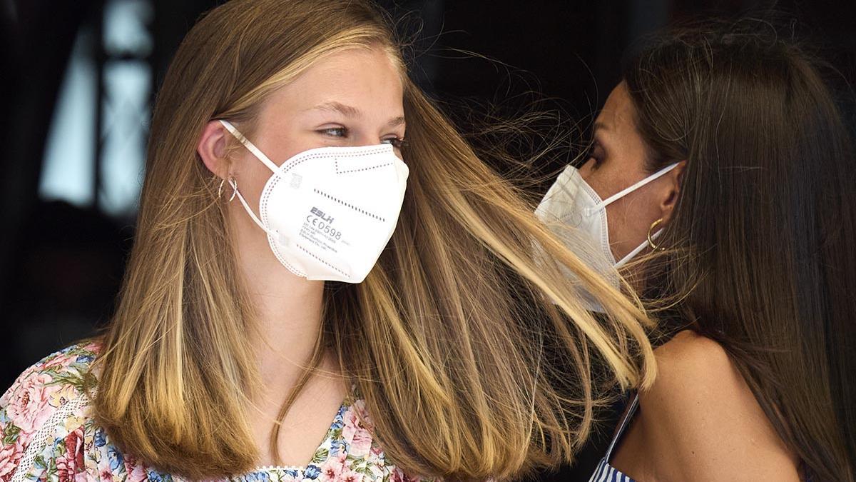 La princesa Leonor, con pendientes de aro, y la reina Sofía en el Real Club Naútico de Palma