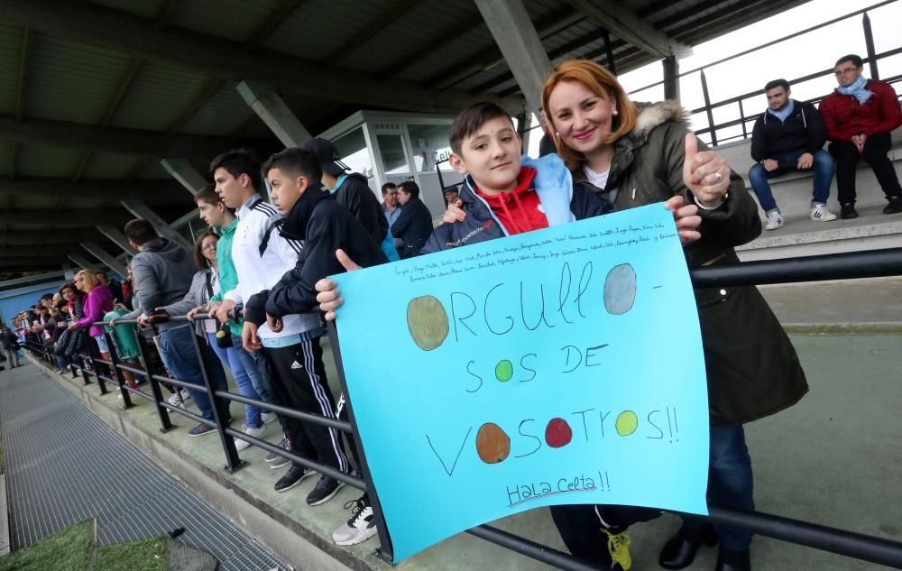 Las gradas de A Madroa se llenan de aficionados en el primer entrenamiento a puerta abierta del Celta después de caer eliminado ante el Manchester United