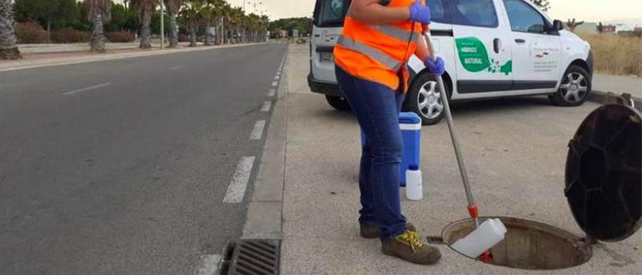 Un operario trabaja en una alcantarilla.