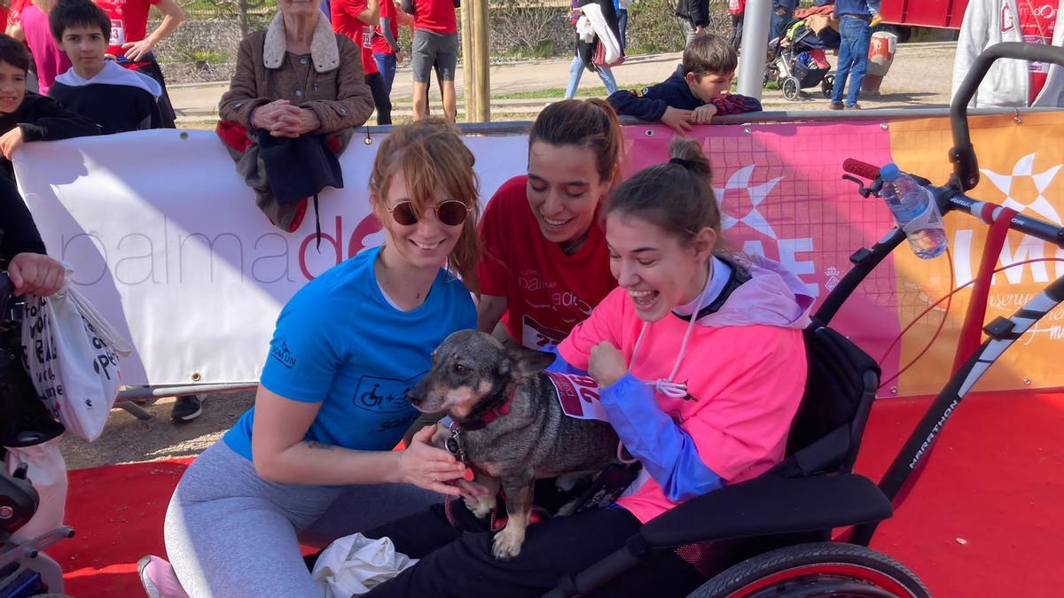 Alexandra Cuart, Ángela Martínez y Lorena Páez felicitan a su perro, Elton John, que también participó en la carrera.