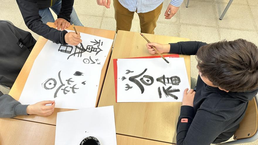 Escolares de Secundaria practican caracteres en un Taller de cultura y caligrafía china organizado por el Instituto Confucio