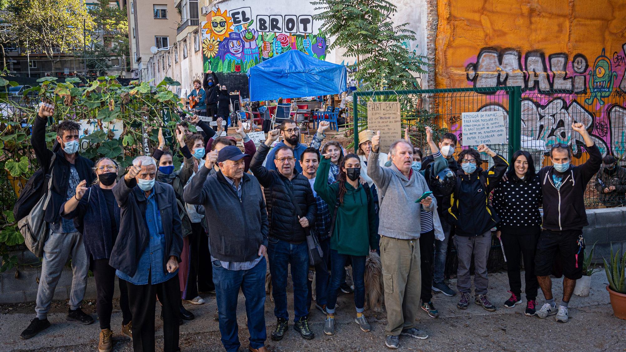 Celebración de la paralización del desahucio del Brot, este martes en el Baix Guinardó.