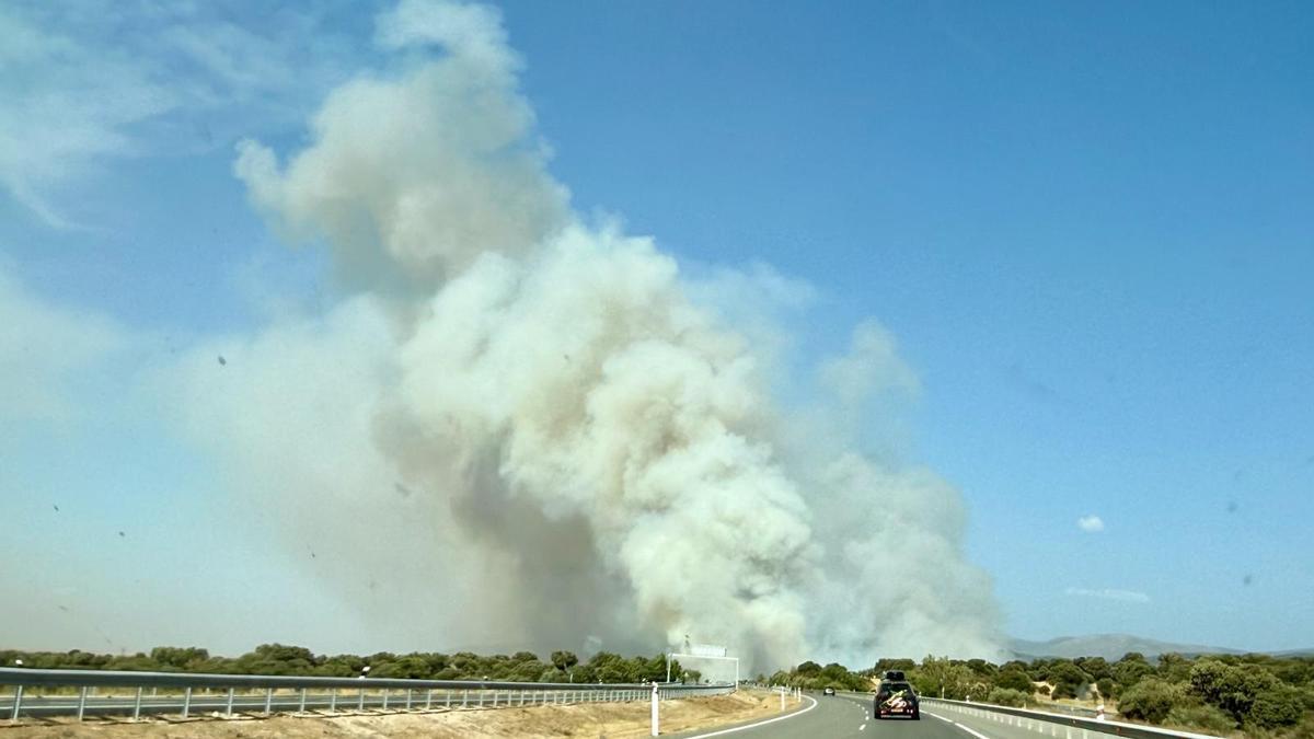 La Junta eleva a nivel 2 el incendio declarado en la localidad segoviana de Navas de San Antonio, que obliga a evacuar Los Ángeles de San Rafael y Las Vegas de Matute.