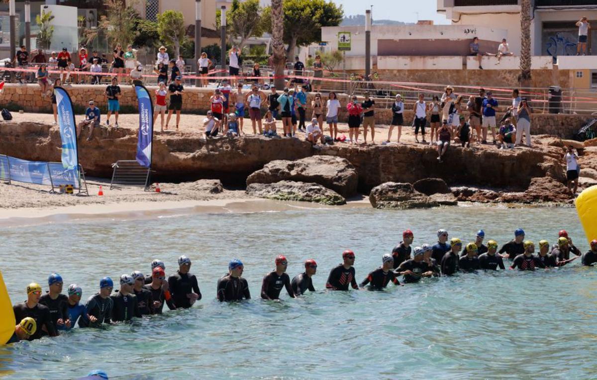 Momento previo al inicio de la prueba en Caló des Moro. | J.A.RIERA