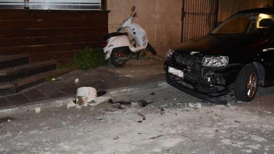 Un gran objeto de cemento cae de una fachada y daña un coche en Palma