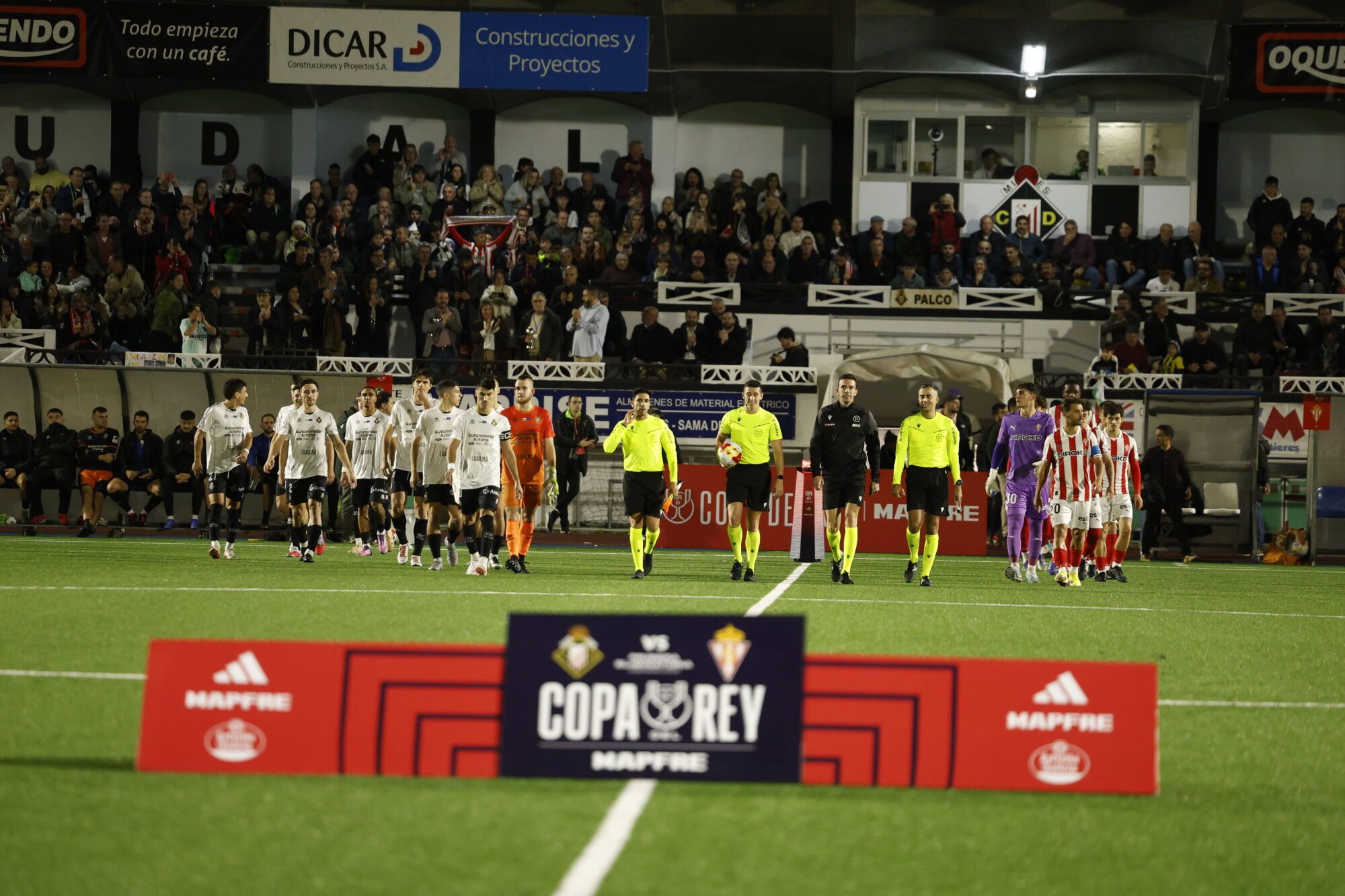 EN IMÁGENES: Gran ambiente en Mieres para el Caudal-Sporting de Copa del Rey