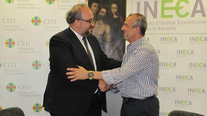Enrique Centeno y Perfecto Palacio ayer, durante la firma del acuerdo en el CEU.