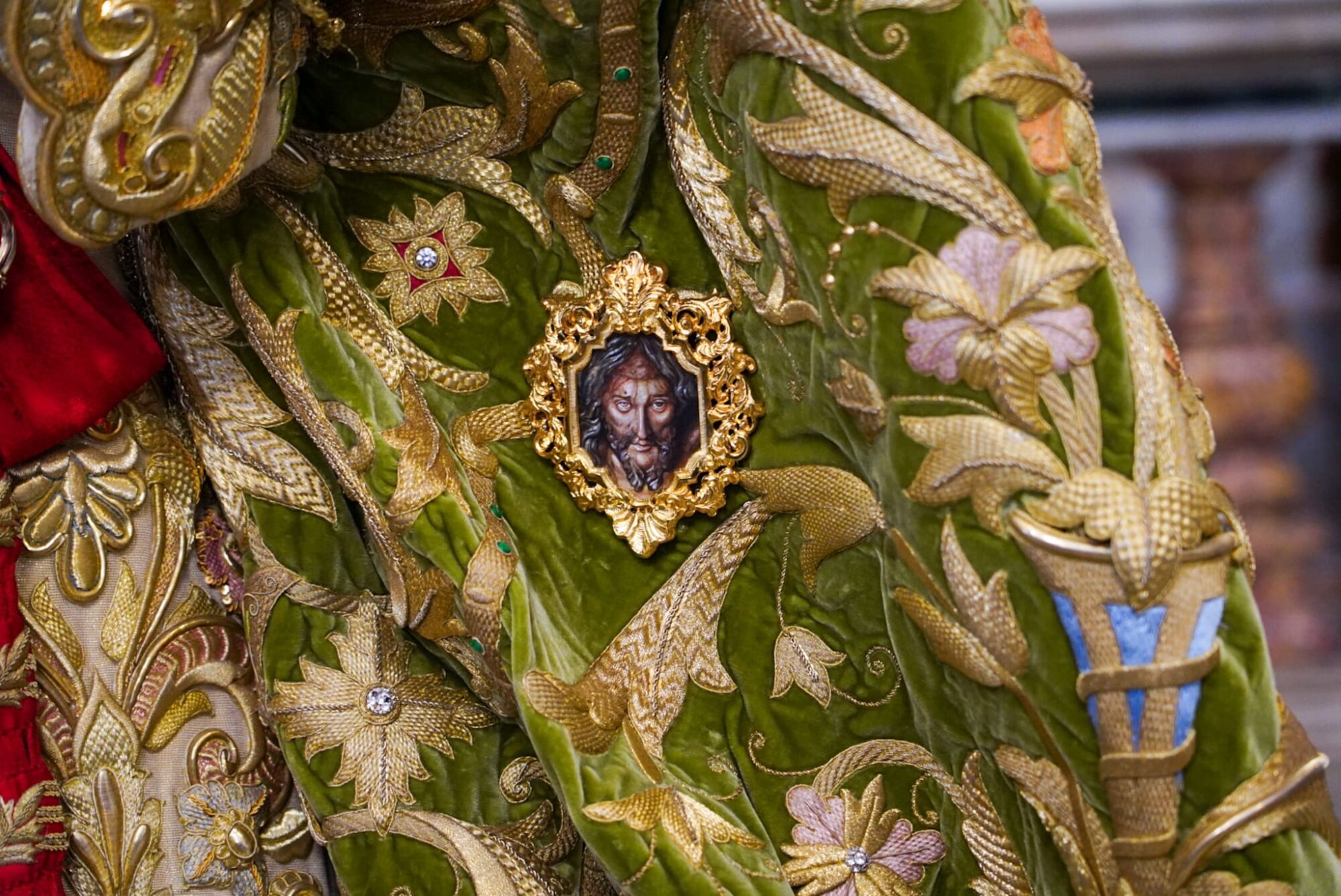 La Virgen de la Esperanza y el Cristo de la Expiración (El Cachorro), de Sevilla, están expuestos al culto en la Basílica de San Pedro
