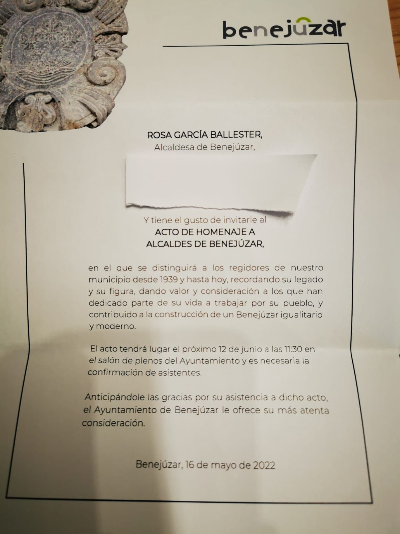 Salud de invitación de la alcaldesa que incluye a los alcaldes desde 1939. La primera edil asegura que se modificará para incorporar a los primeros ediles desde 1931