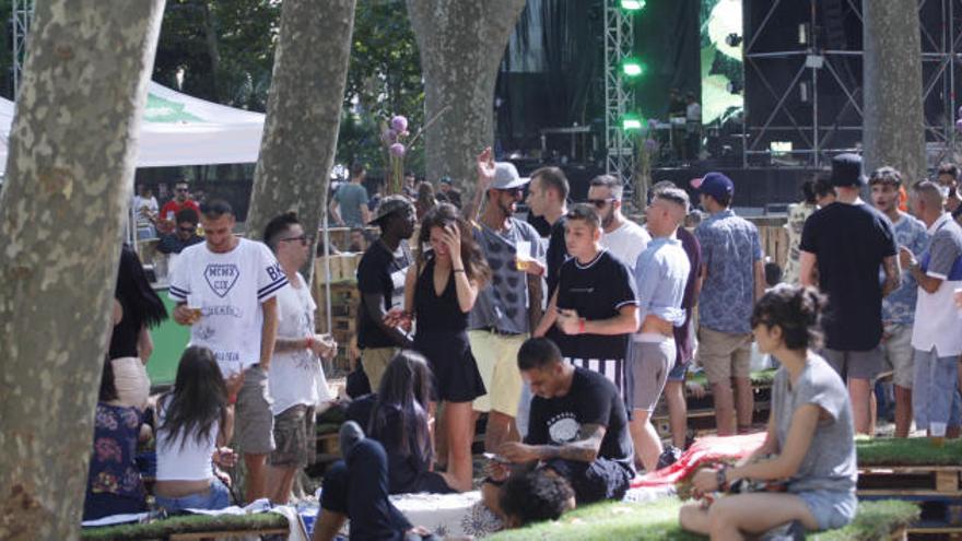 Un moment de les primeres hores del festival al parc de la Devesa