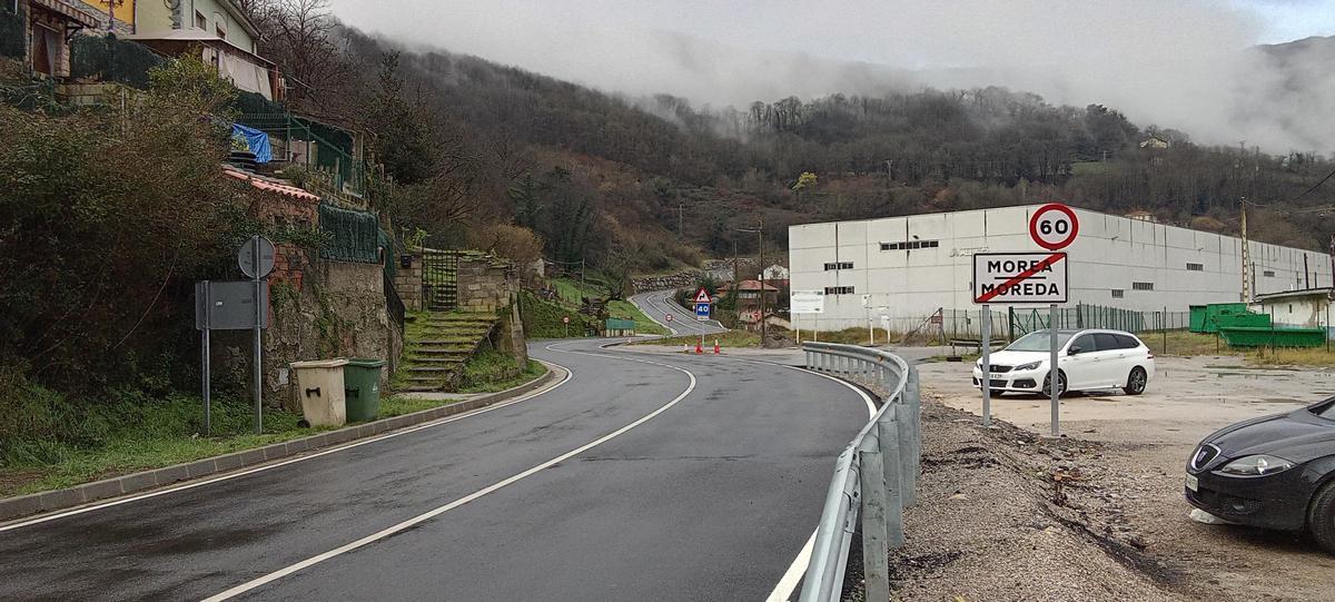 El estado de la carretera en la salida de Moreda hacia Boo.