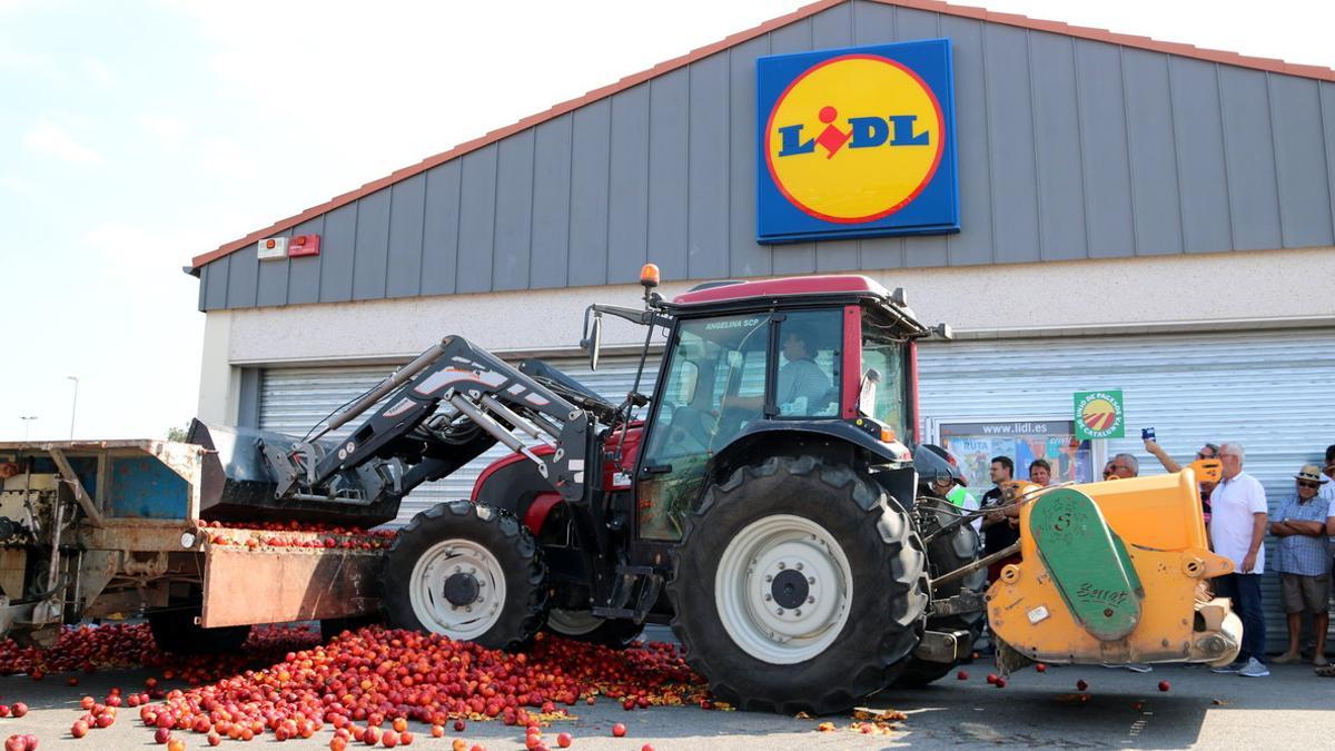 Protesta de agricultores de Lleida ante un Lidl.