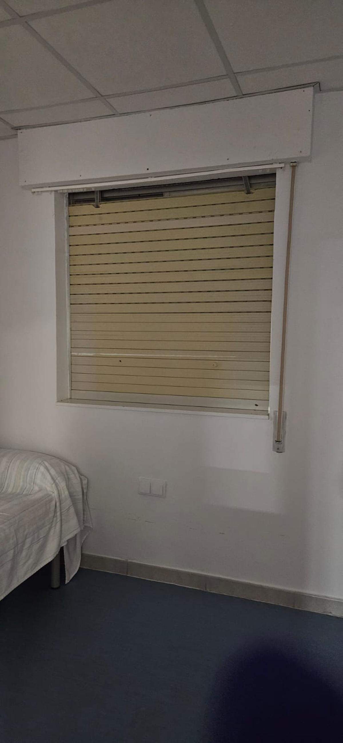 Una habitación con la persiana rota
