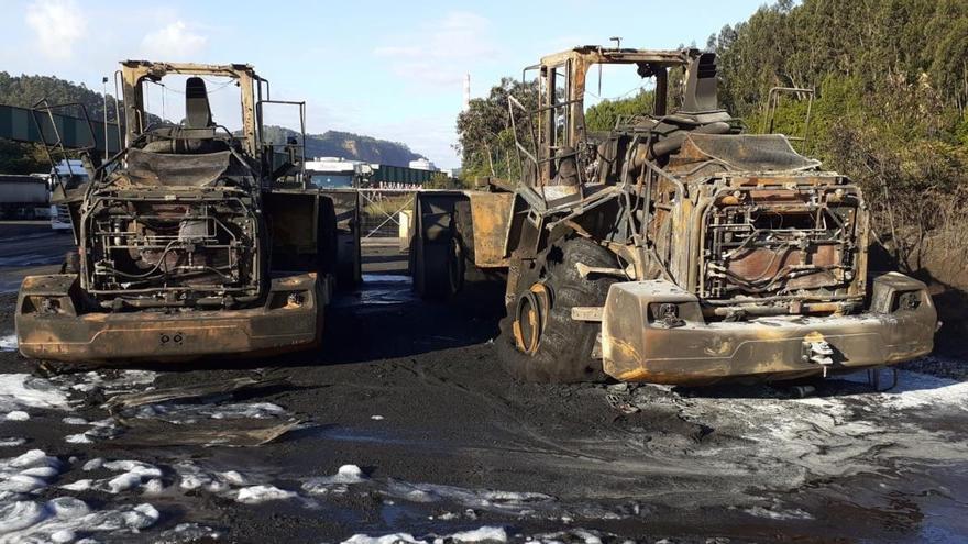 Dos máquinas cargadoras quemadas en la explanada de Aboño.