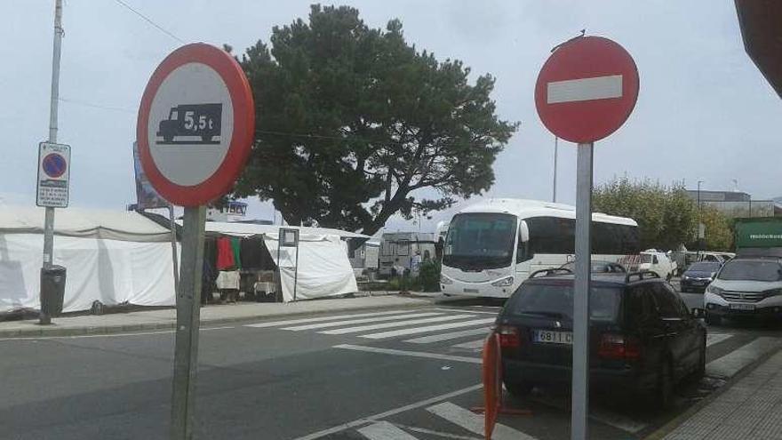 Señal de prohibido destapada el pasado lunes en Montero Ríos. // S.A.