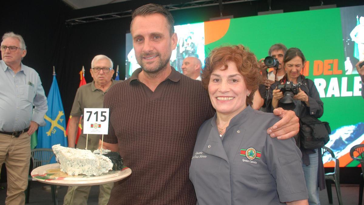 La quesera Encarnación Bada y el hostelero Iván Suárez con el queso ganador del Certamen de Arenas en la edición anterior.
