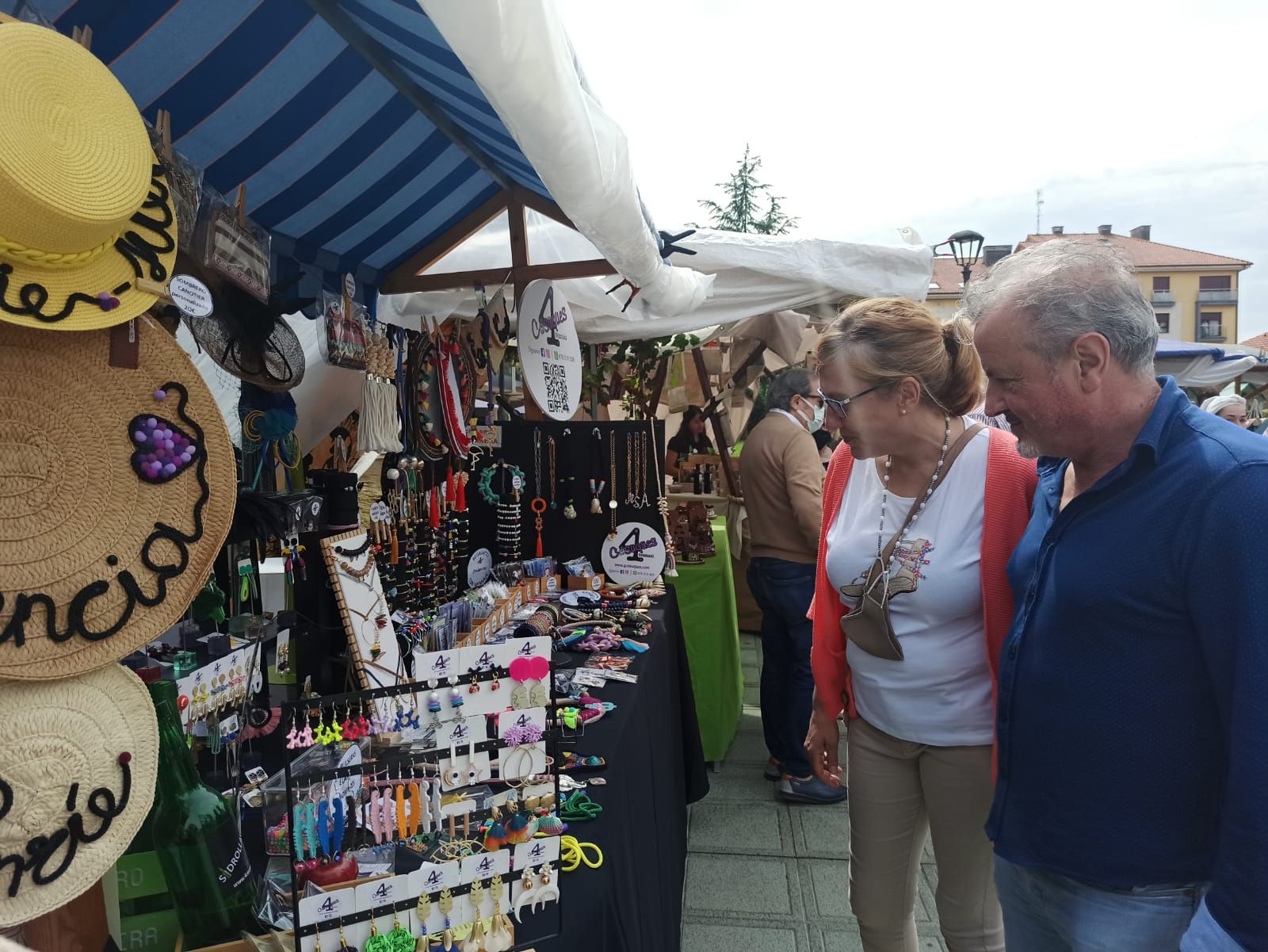 El mercado de San Isidro llena Posada de Llanera de tradición, música y niños