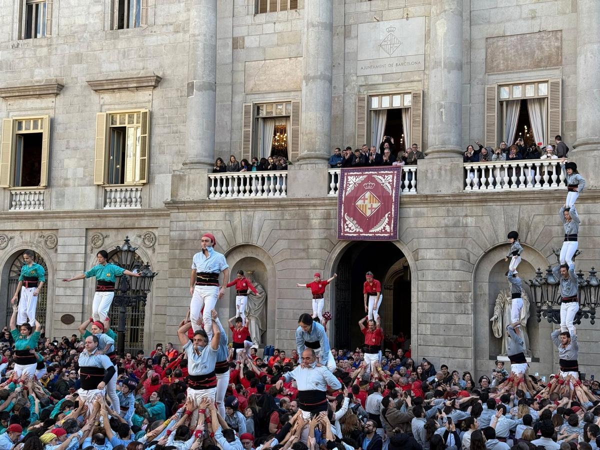 Diada castellera por las fiestas de Santa Eulàlia en la Plaça Sant Jaume, en Barcelona.