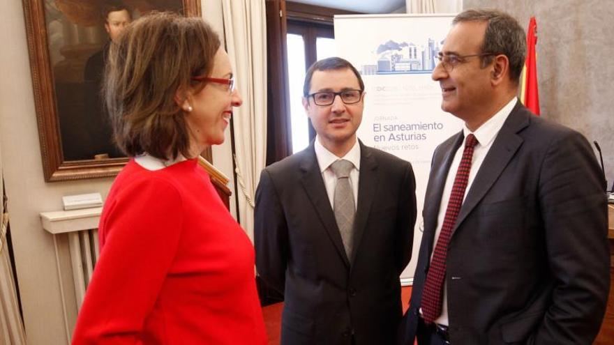 Fernando Lastra, a la derecha, con la directora general de Calidad Ambiental, Paz Orviz, y el gerente de Cadasa, Julio Pérez.