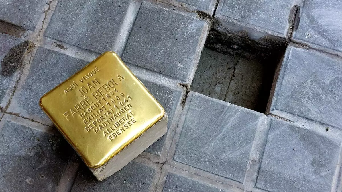 Dos nuevas 'stolpersteine' rinden homenaje a Denise y Joan, barceloneses deportados a campos de concentración nazis