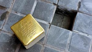 El adoquín en recuerdo de Joan Farré.