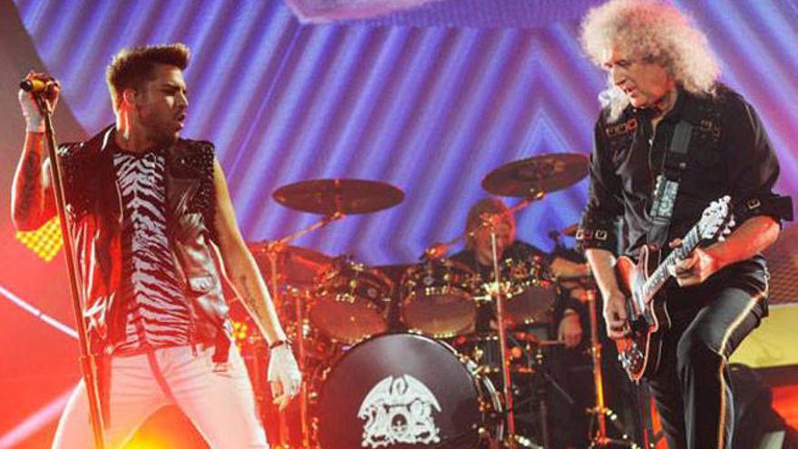 Queen actuando con Adam Lambert como cantante.