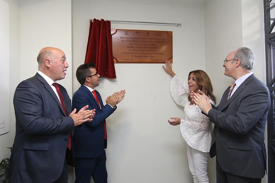 Susana Díaz inaugura el centro de la madera de Encinas Reales.