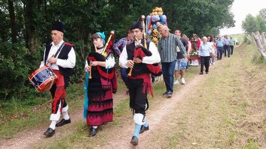 Procesión de Santiago en Villaverde (Cangas de Onís).